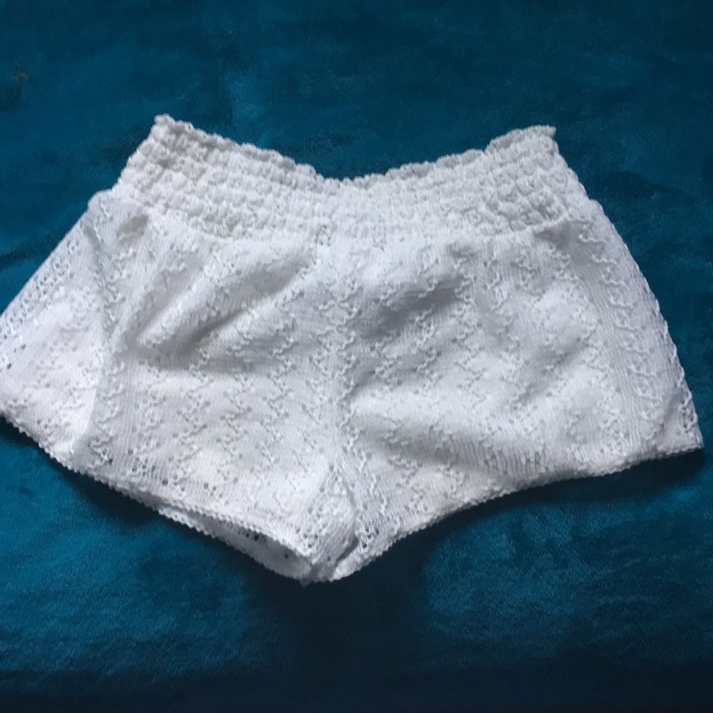 white laced shorts - Picture 2 of 2